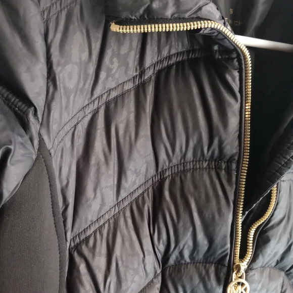 MICHEAL KORS women's black puffer jacket with gold zipper - Picture 3 of 6